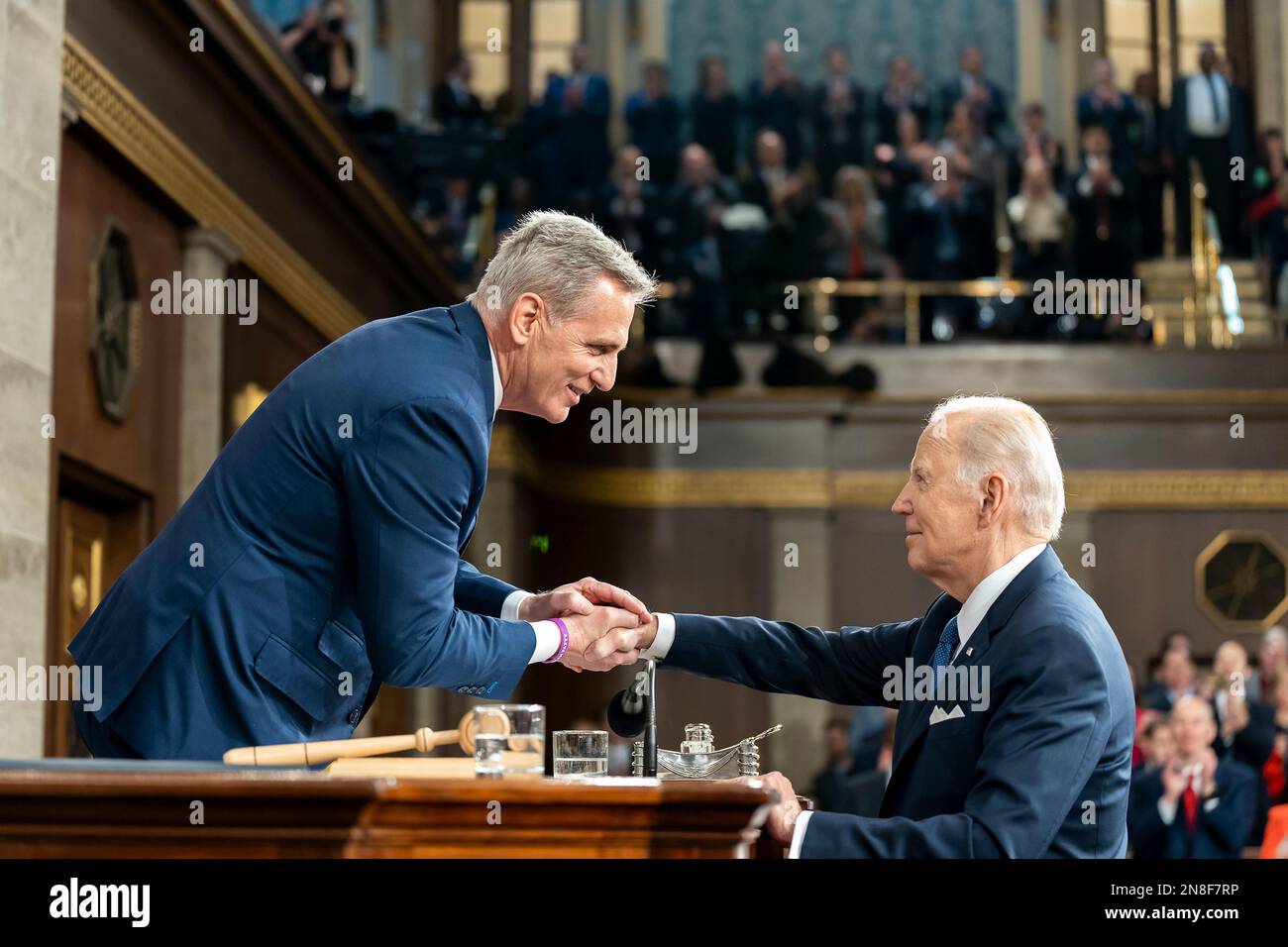 Washington, Stati Uniti d'America. 07th Feb, 2023. Washington, Stati Uniti d'America. 07 febbraio, 2023. Il presidente degli Stati Uniti Joe Biden saluta il relatore della Camera Kevin McCarthy mentre arriva per consegnare il suo discorso di Stato dell'Unione alla sessione congiunta del Congresso, 7 febbraio 2023 a Washington, il vice presidente DC Kamala Harris, a sinistra, e il relatore Kevin McCarthy, a destra, siediti dietro. Credit: Adam Schultz/White House Photo/Alamy Live News Foto Stock