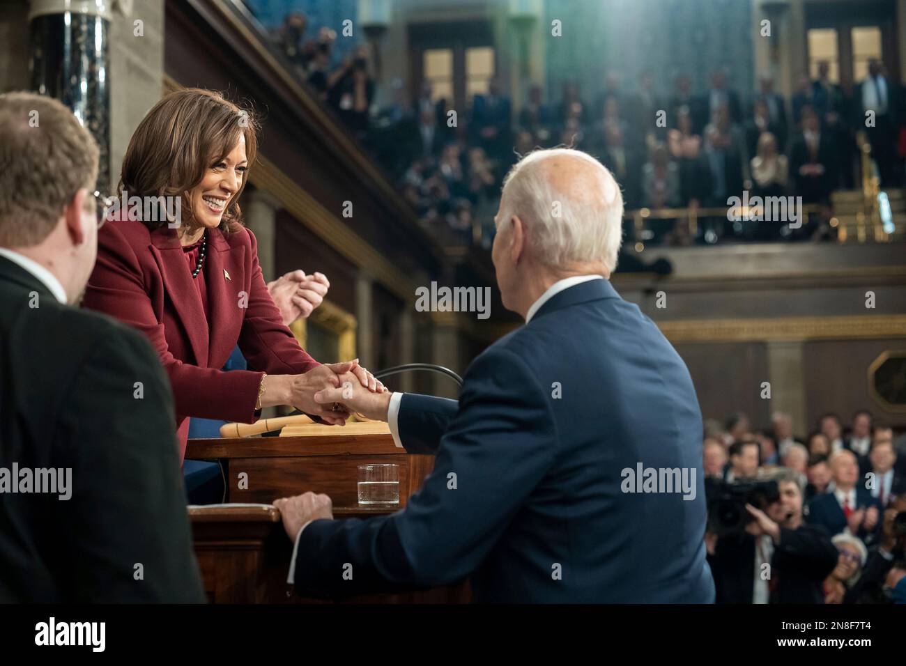 Washington, Stati Uniti d'America. 07th Feb, 2023. Washington, Stati Uniti d'America. 07 febbraio, 2023. Il presidente degli Stati Uniti Joe Biden saluta il vice presidente Kamala Harris mentre arriva per consegnare il suo discorso di Stato dell'Unione alla sessione congiunta del Congresso, 7 febbraio 2023 a Washington, il vice presidente DC Kamala Harris, a sinistra, e l'altoparlante Kevin McCarthy, a destra, siede dietro. Credit: Adam Schultz/White House Photo/Alamy Live News Foto Stock