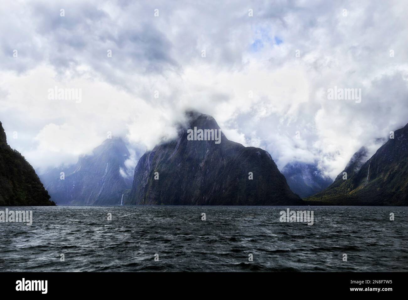 Tempo piovoso a Milford Sound fiordland della Nuova Zelanda intorno alle vette delle montagne. Foto Stock