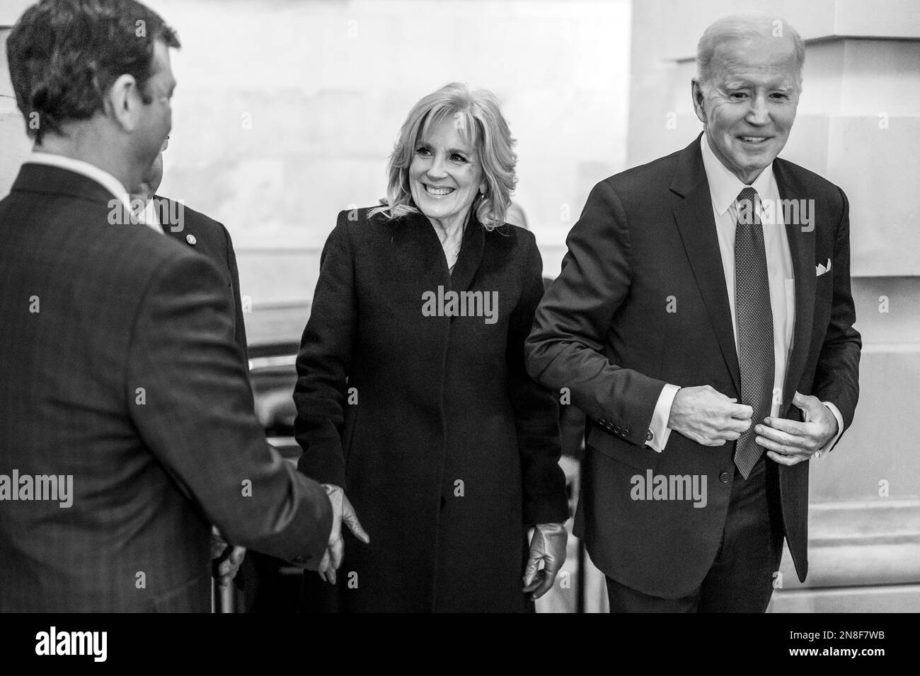 Washington, Stati Uniti d'America. 07th Feb, 2023. Washington, Stati Uniti d'America. 07 febbraio, 2023. Il presidente degli Stati Uniti Joe Biden e la First Lady Jill Biden arrivano in moto per consegnare il suo discorso sullo stato dell'Unione alla sessione congiunta del Congresso, 7 febbraio 2023 a Washington, DC Credit: Adam Schultz/White House Photo/Alamy Live News Foto Stock