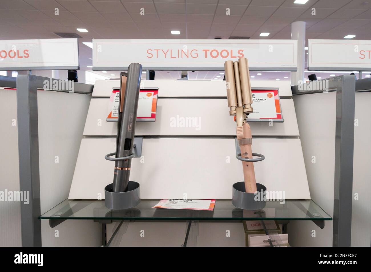 Due prodotti per lo styling dei capelli per la cura personale, ferri arricciacapelli o ferro a onda, in un negozio. Kansas, Stati Uniti. Foto Stock