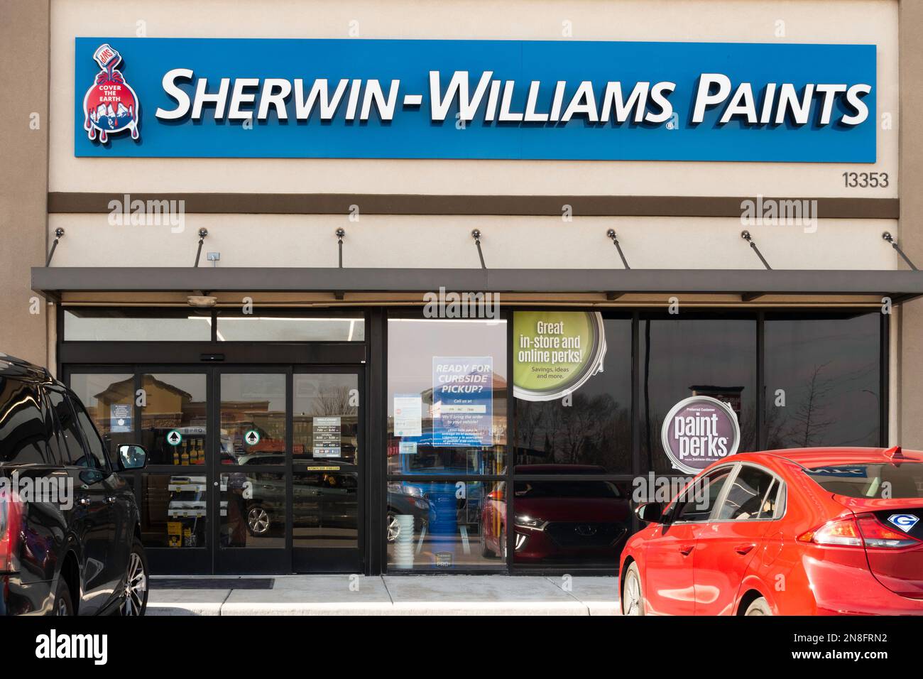 Facciata anteriore del negozio con logo e insegna esterna Sherwin-Williams. Wichita, Kansas, Stati Uniti. Foto Stock