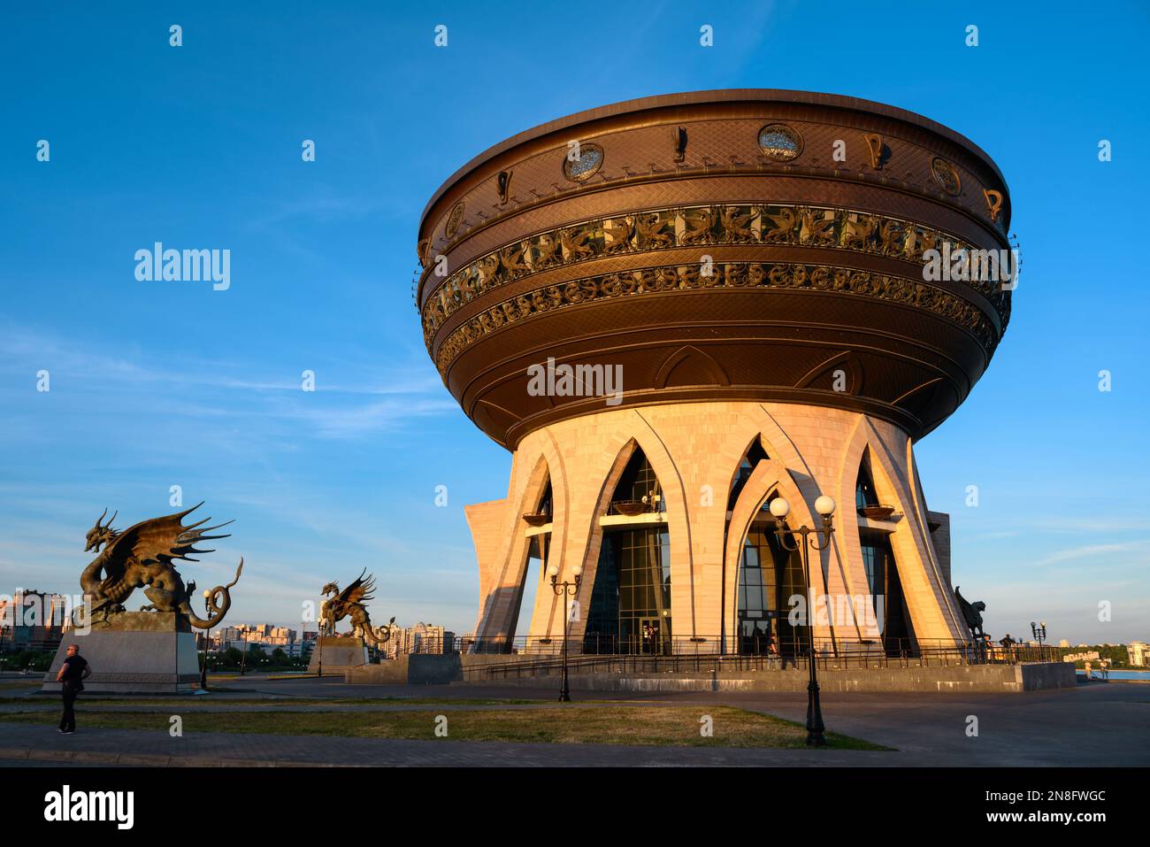 Kazan Wedding Palace (Family Center) al tramonto, Kazan, Tatarstan, Russia. È il punto di riferimento di Kazan. Edificio insolito, attrazione turistica Foto Stock