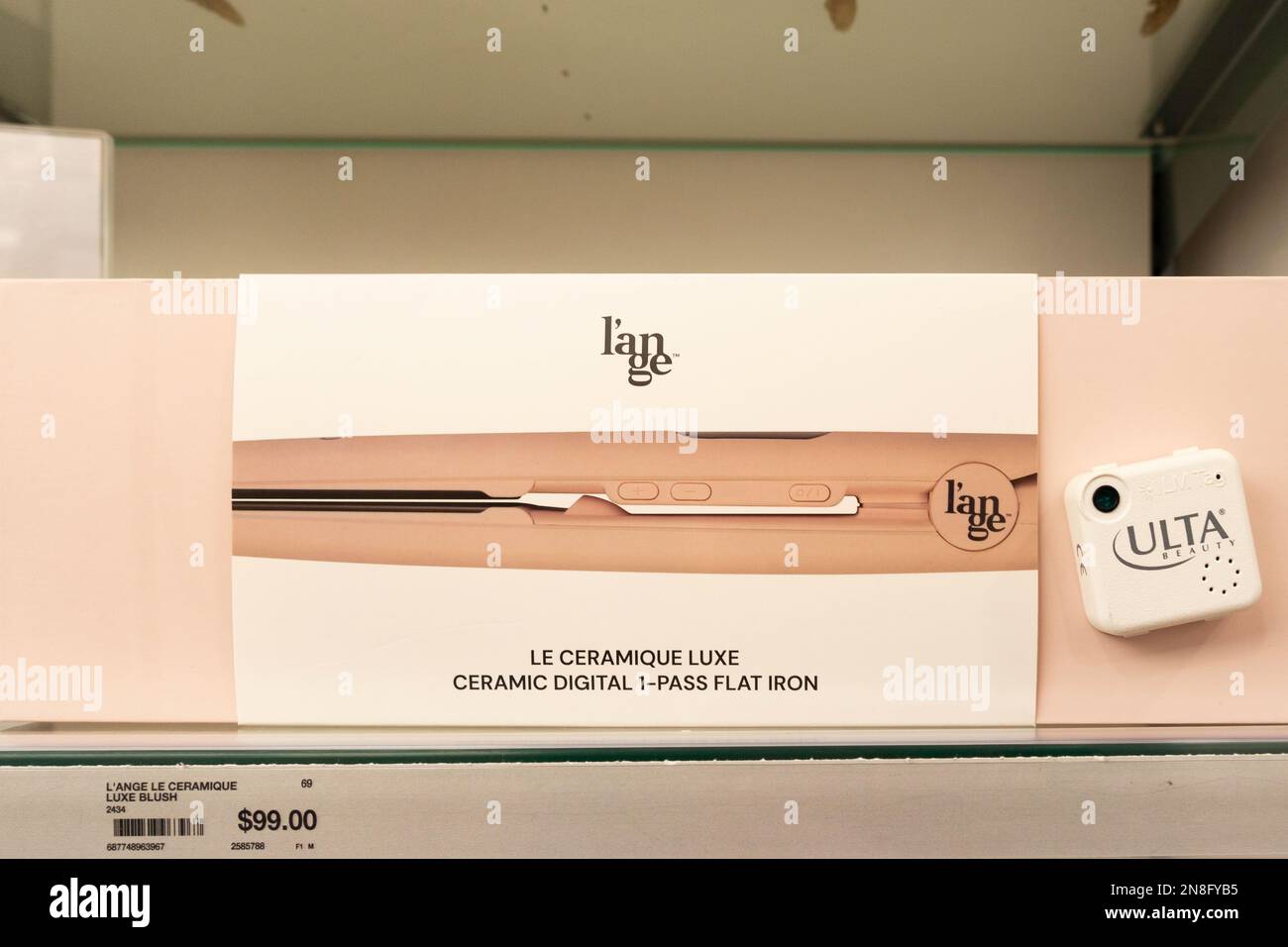 Ferro piatto in ceramica l'ange, strumento per lo styling dei capelli su scaffale Ulta. Wichita, Kansas, Stati Uniti. Foto Stock