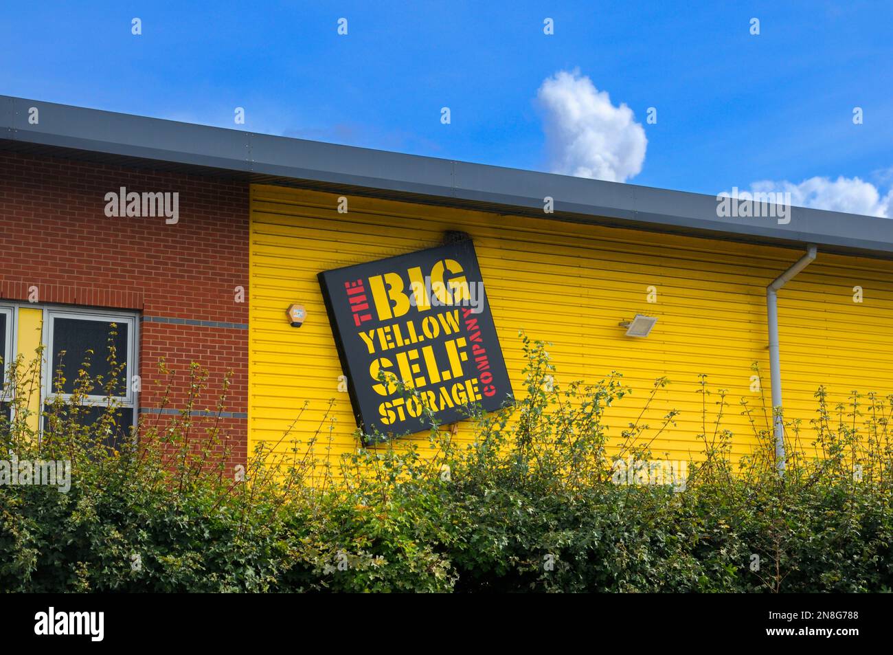 Il segno di marchio della società Big Yellow Self Storage su un magazzino esterno, Inghilterra, Regno Unito Foto Stock