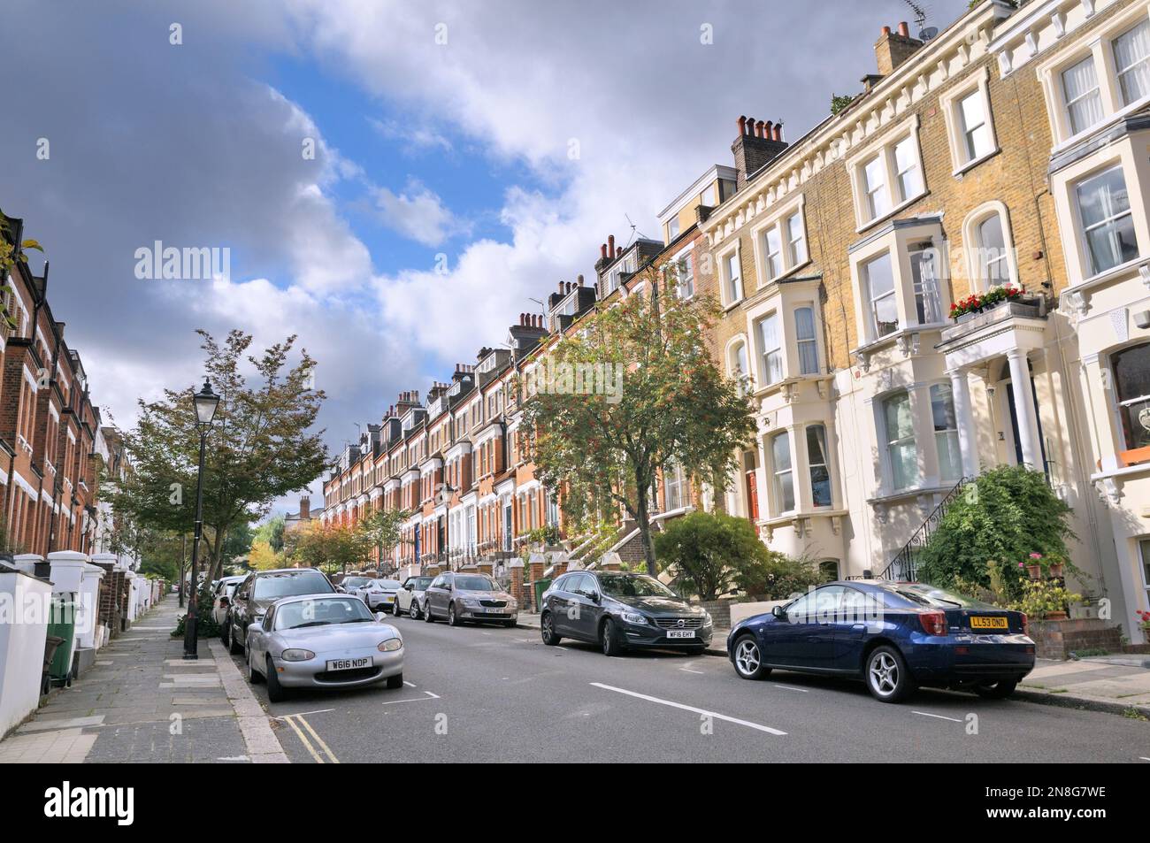 Case a schiera vittoriane fiancheggiano una strada residenziale con alberi di rowan nel ricco quartiere alberato di Hampstead Village, Londra del Nord Inghilterra Regno Unito Foto Stock