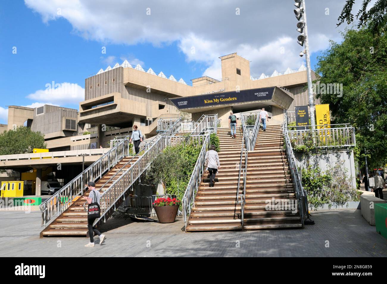 Persone che camminano su e giù per scale o scale su scale all'aperto vicino alla Hayward Gallery in estate, Southbank Centre, South Bank, Londra, Inghilterra, REGNO UNITO Foto Stock