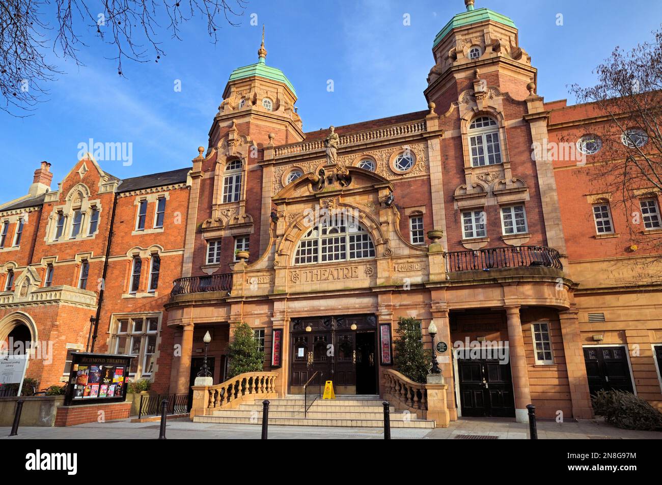 Esterno e ingresso al Richmond Theatre, un edificio classificato di II grado a Richmond upon Thames, Greater London, England, UK. Architetto: Frank Matcham Foto Stock