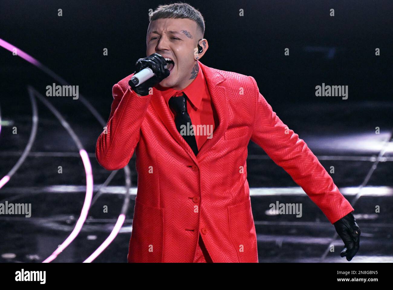 11 febbraio 2023, Sanremo La cantante italiana Lazza suona sul palco al teatro Ariston durante