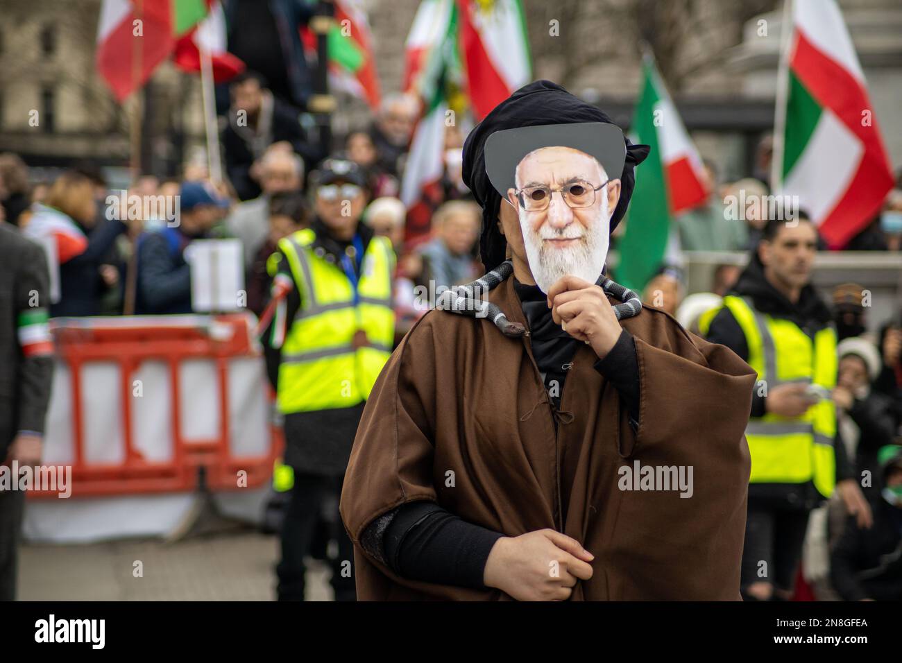 Londra, Regno Unito - 11 febbraio 2023: Khamenei, il leader supremo dell'Iran, è rappresentato in una performance di manifestanti. Oggi ricorre il 44th° anniversario della Rivoluzione islamica in Iran. Dopo più di cinque mesi di continua protesta a sostegno della donna, della vita, del movimento per la libertà, migliaia di manifestanti si sono riuniti a Trafalgar Sq. Denunciare il regime in Iran. I manifestanti tenevano bandiera Shir-o-Khorshid (Leone e Sole) dell'Iran, la bandiera, o il suo emblema, facevano parte dell'identità nazionale iraniana per secoli, che fu cambiata dopo la Rivoluzione islamica del 1979. Credit: Sinai Noor/Alamy Live News Foto Stock