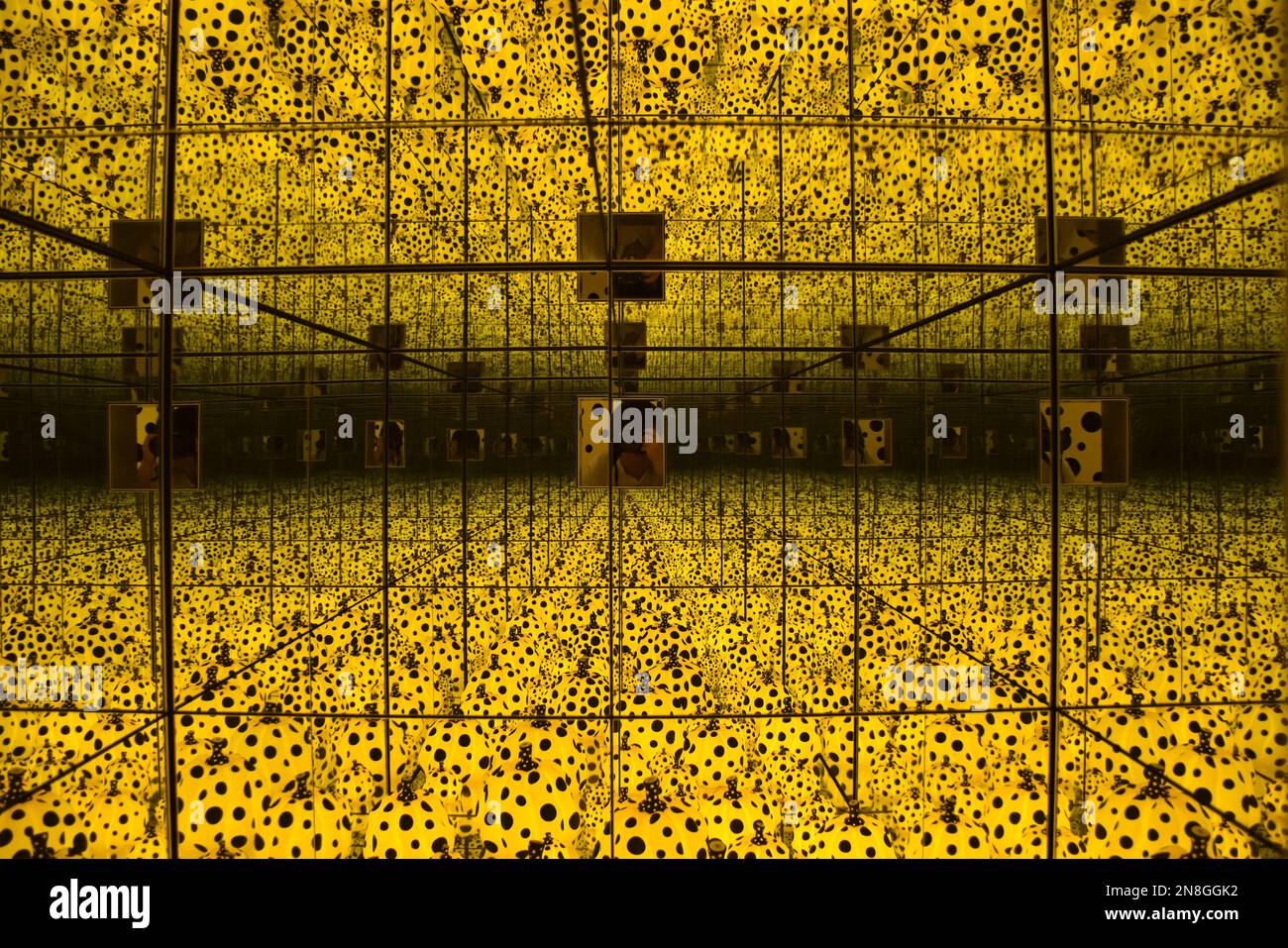 Una bella vista della mostra Yayoi Kusama con le luci di zucca Foto Stock