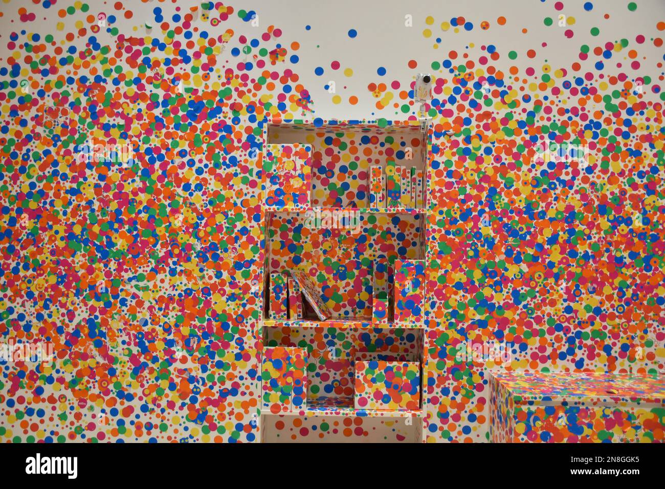 Una bella vista dell'arte polkadot alla mostra di yayoi kusama Foto Stock