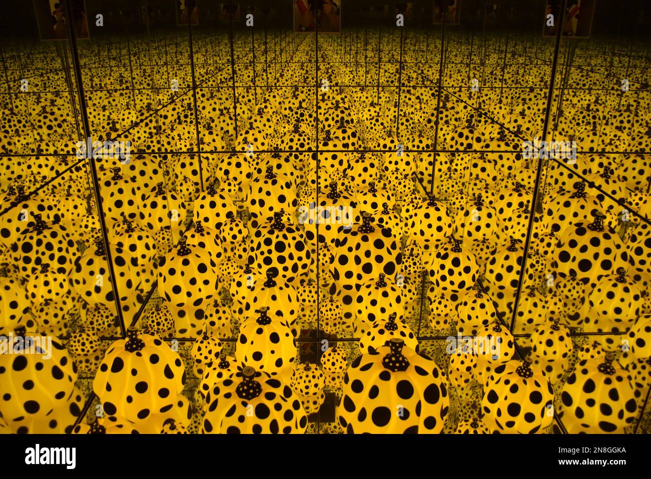 Una bella vista della mostra Yayoi Kusama con le luci di zucca Foto Stock