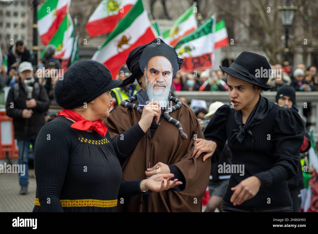 Londra, Regno Unito - 11 febbraio 2023: Khomeini, il leader della rivoluzione islamica, è rappresentato in una performance di manifestanti. Oggi ricorre il 44th° anniversario della Rivoluzione islamica in Iran. Dopo più di cinque mesi di continua protesta a sostegno della donna, della vita, del movimento per la libertà, migliaia di manifestanti si sono riuniti a Trafalgar Sq. Denunciare il regime in Iran. I manifestanti tenevano bandiera Shir-o-Khorshid (Leone e Sole) dell'Iran, la bandiera, o il suo emblema, facevano parte dell'identità nazionale iraniana per secoli, che fu cambiata dopo la Rivoluzione islamica del 1979. Credit: Sinai Noor/Alamy Live New Foto Stock