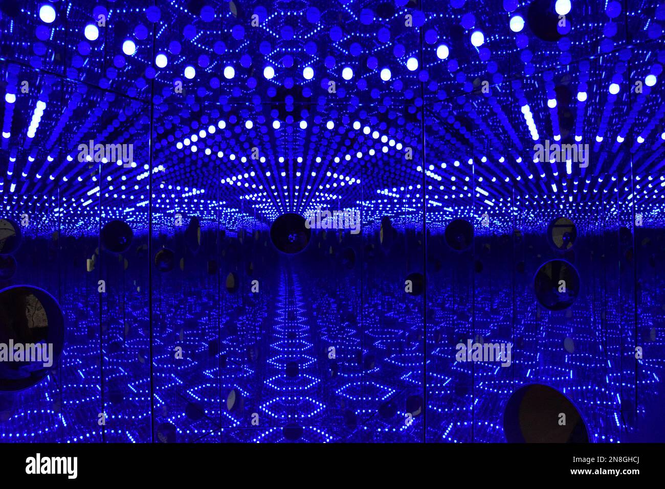 Una bella vista della mostra Yayoi Kusama con luci blu Foto Stock