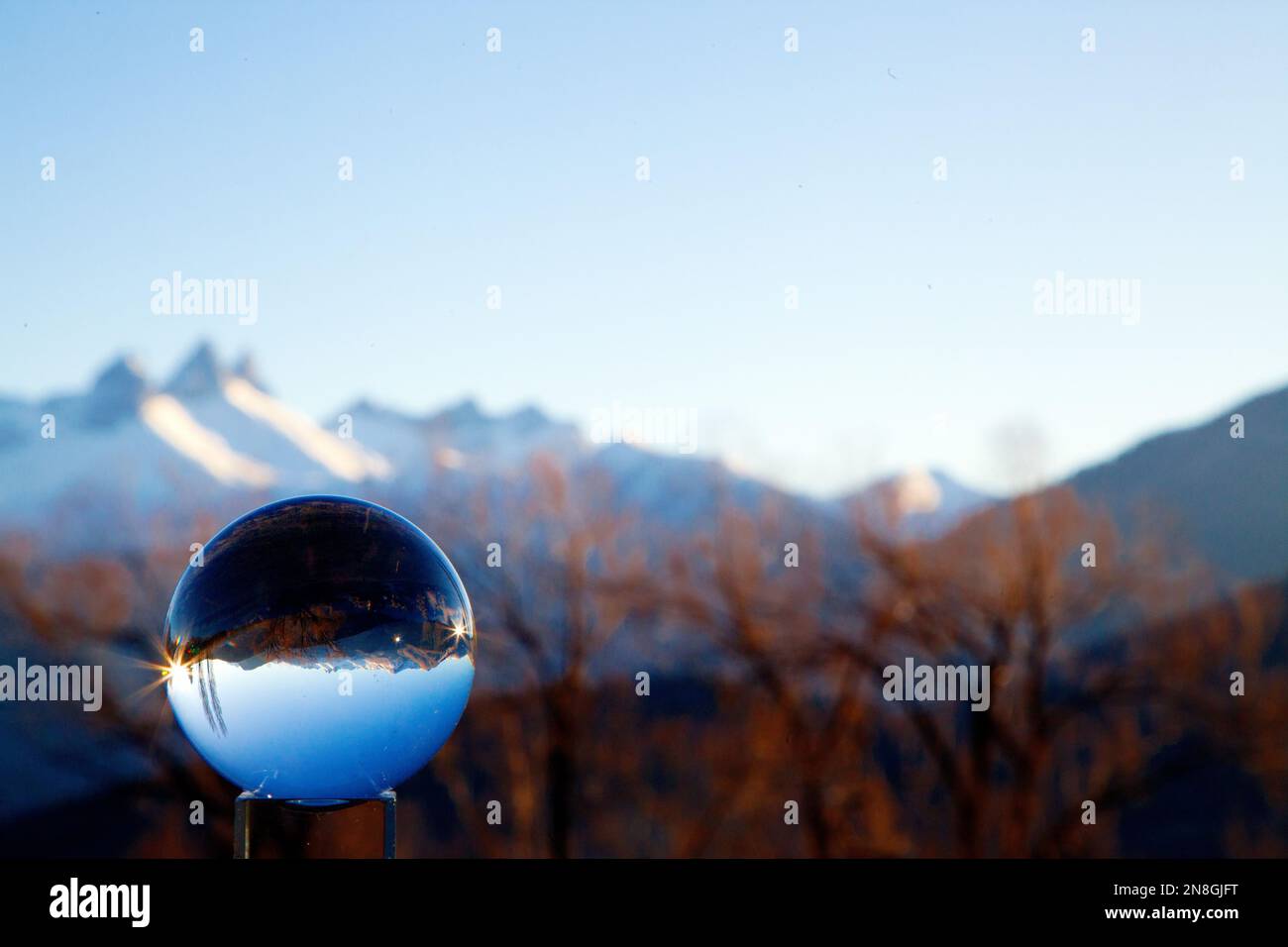 Sfera, sfera di cristallo e paesaggio in autunno, Jarrier, Maurienne, Savoia, Francia, Europa Foto Stock