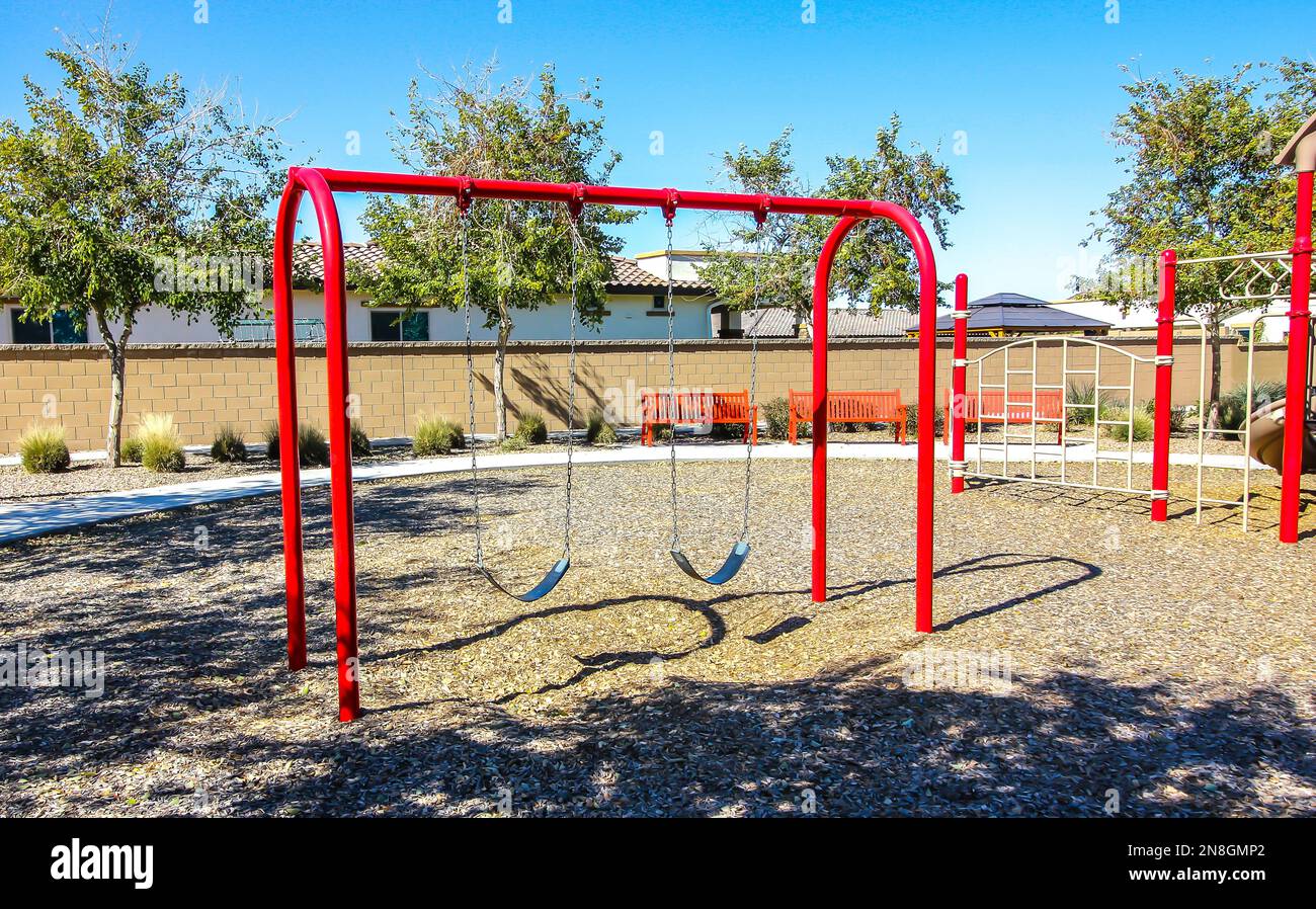 Altalena al parco di quartiere per bambini Foto Stock