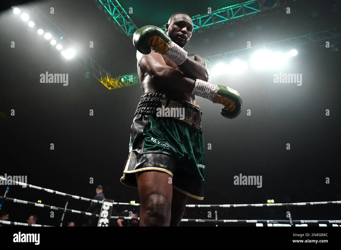 Viddal Riley celebra la vittoria contro Anees Taj nel concorso Cruiserweight all'OVO Wembley Arena, Londra. Data immagine: Sabato 11 febbraio 2023. Foto Stock