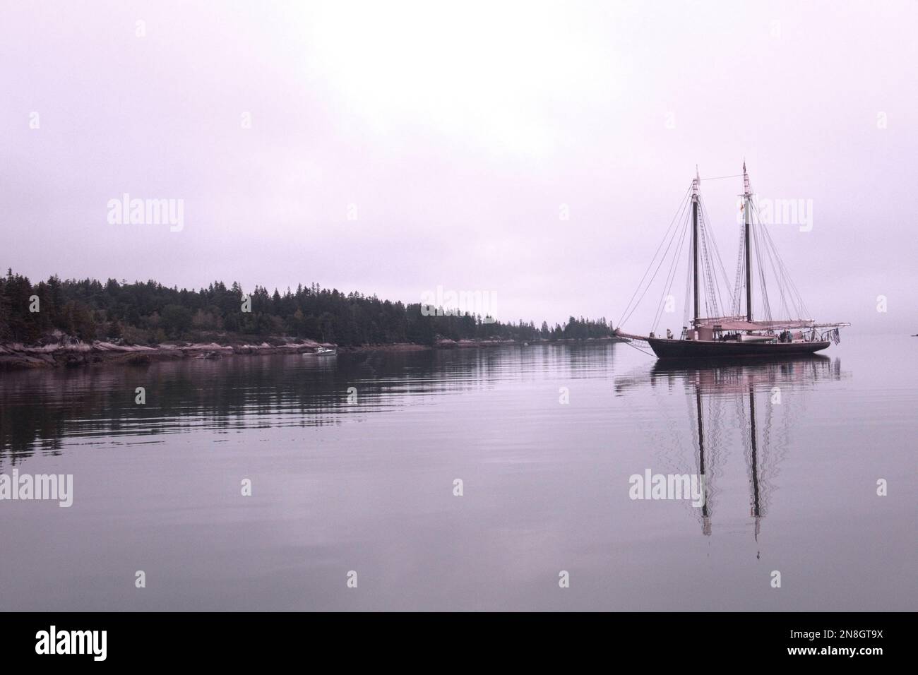 Nave alta in legno vintage in un ancoraggio tranquillo nella baia di Penobscot sulla costa del Maine Foto Stock