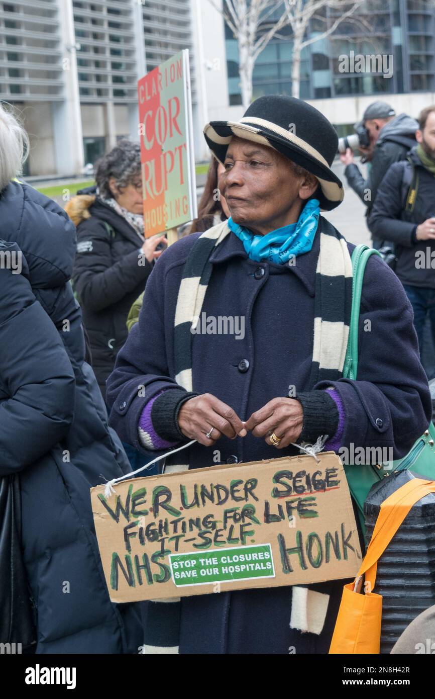 Londra, Regno Unito. 11 Feb 2023. Gli attivisti dell’edilizia abitativa protestano contro il Dipartimento di Levelling Up che chiede il congelamento dei canoni di locazione e di servizio mentre milioni di persone nel Regno Unito lottano per soddisfare le esigenze di base a causa dell’aumento dei prezzi e dei benefici inadeguati. Il governo protegge i proprietari e gli imprenditori ma non gli inquilini. Chiesero di fermare gli sfratti e di porre fine al profitto di aziende come Clarion Housing e alla demolizione di solidi possedimenti del consiglio. Peter Marshall/Alamy Live News Foto Stock