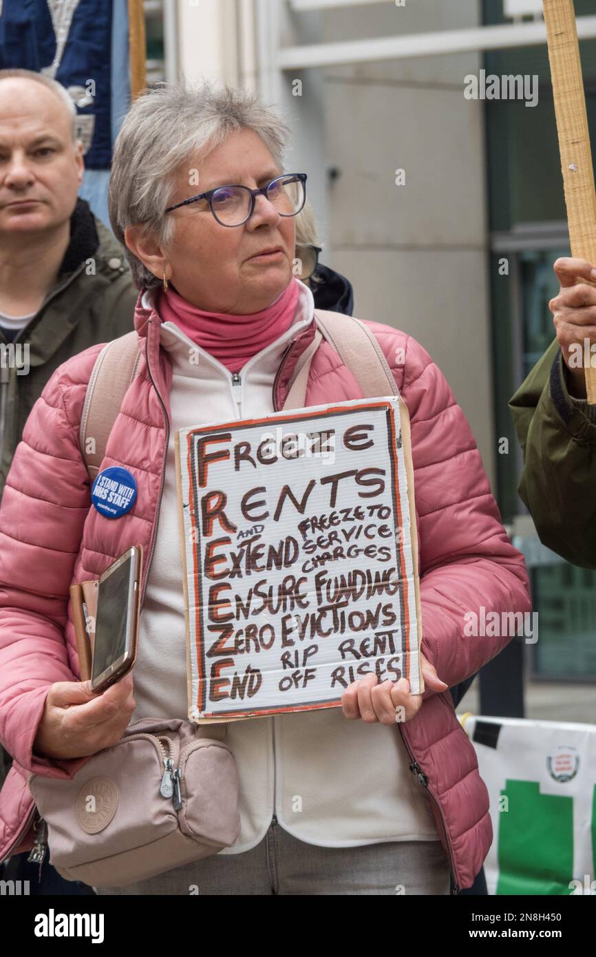 Londra, Regno Unito. 11 Feb 2023. Gli attivisti dell’edilizia abitativa protestano contro il Dipartimento di Levelling Up che chiede il congelamento dei canoni di locazione e di servizio mentre milioni di persone nel Regno Unito lottano per soddisfare le esigenze di base a causa dell’aumento dei prezzi e dei benefici inadeguati. Il governo protegge i proprietari e gli imprenditori ma non gli inquilini. Chiesero di fermare gli sfratti e di porre fine al profitto di aziende come Clarion Housing e alla demolizione di solidi possedimenti del consiglio. Peter Marshall/Alamy Live News Foto Stock