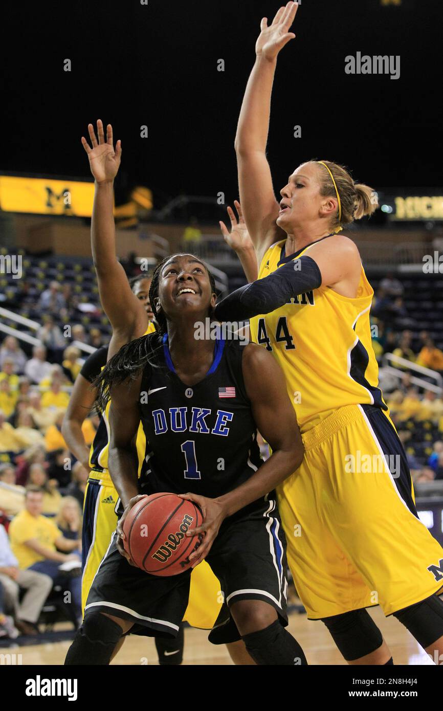 Duke center Elizabeth Williams (1) is fouled by Michigan forward Rachel Sheffer (44)during the second half of an NCAA college basketball game at Crisler Arena in Ann Arbor, Mich., Wednesday, Nov. 28, 2012. (AP Photo/Carlos Osorio) Foto Stock