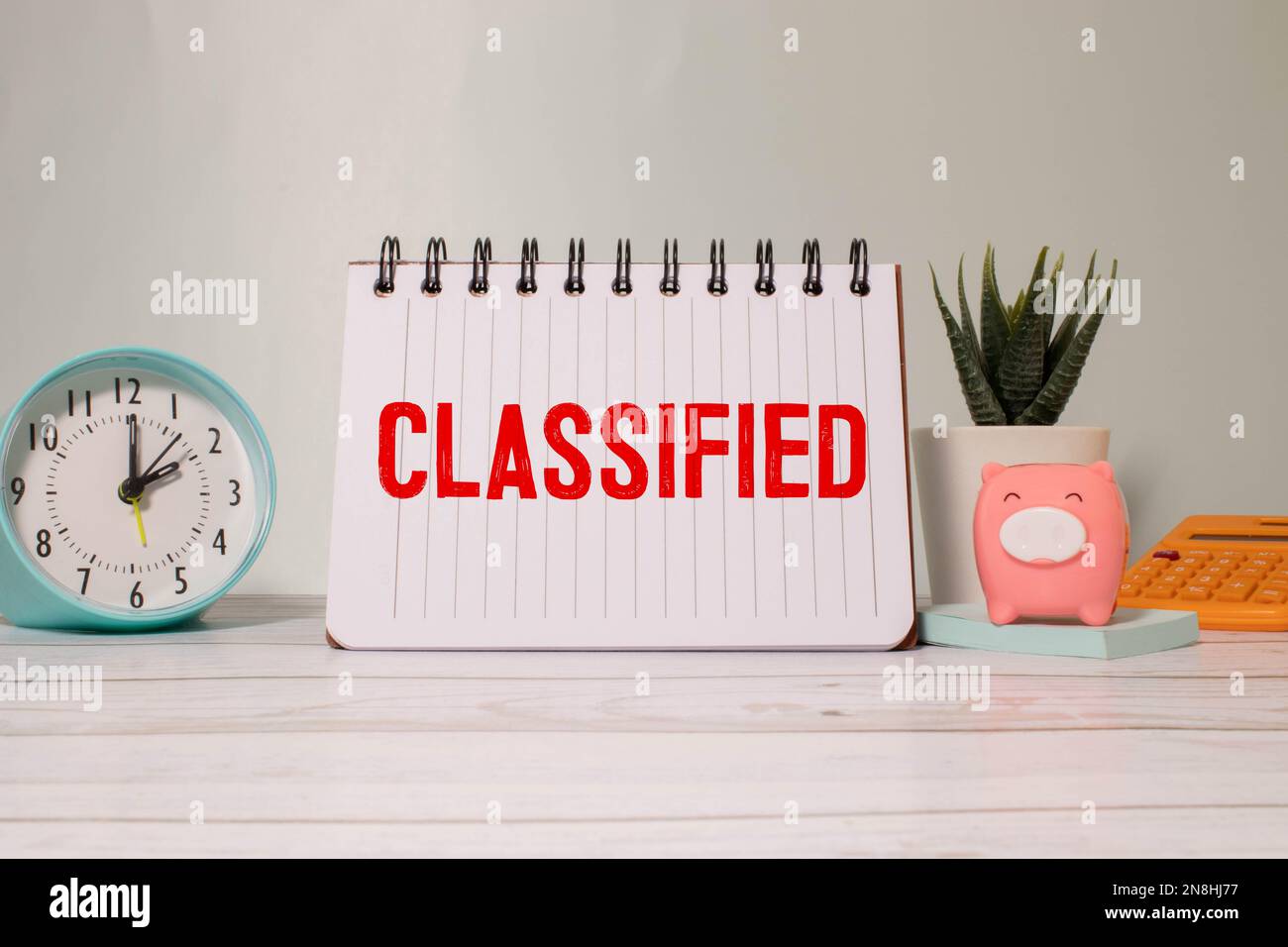 Carta da lettera gialla con parola classificata su fondo di cartone di sughero con spazio di copia Foto Stock