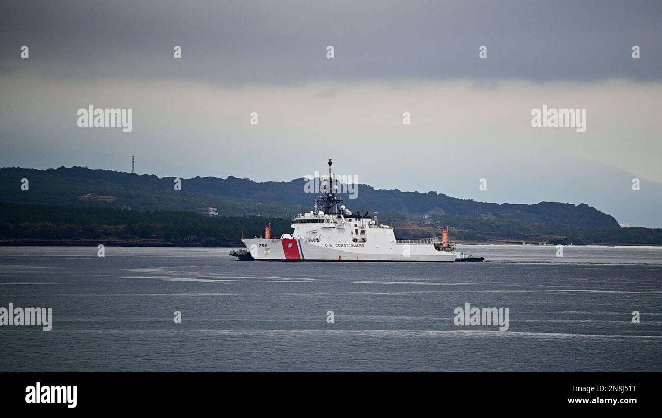 Gli Stati Uniti La Guardia Costiera Cutter Kimball (WMSL 756) arriva a Kagoshima, Giappone, 10 febbraio 2023. L'equipaggio di Kimball si trova a Kagoshima per condurre una formazione congiunta e scambi professionali con i membri della Guardia Costiera giapponese, ampliando un memorandum di cooperazione firmato nel 2022 tra i due servizi marittimi che hanno istituito l'operazione SAPPHIRE, un'operazione perpetua per rafforzare le relazioni, aumentare gli impegni bilaterali; E concentratevi sul mantenimento di un Indo-Pacific libero e aperto. STATI UNITI Foto della Guardia Costiera di Matt Masaschi, Chief Petty Officer. Foto Stock