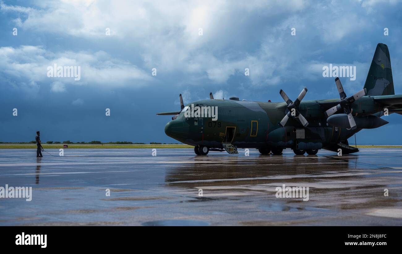 Un membro della Japan Air Self-Defense Force (JASDF) prepara un C-130 Hercules per il volo dopo una riunione nella sala cittadina di Tinian, Isole Marianne Settentrionali, durante un tour nella sala cittadina il 7 febbraio 2023. Tre direttori di esercizio di JASDF, Royal Australian Air Force e U.S. Air Force ha visitato le isole di Saipan, Tinian e Rota per parlare con i leader della comunità di esigenze e preoccupazioni locali, sottolineando l'obiettivo di costruire partnership prima di affrontare il Nord 23. (STATI UNITI Foto Air Force di Tech. Jao’Torey Johnson) Foto Stock