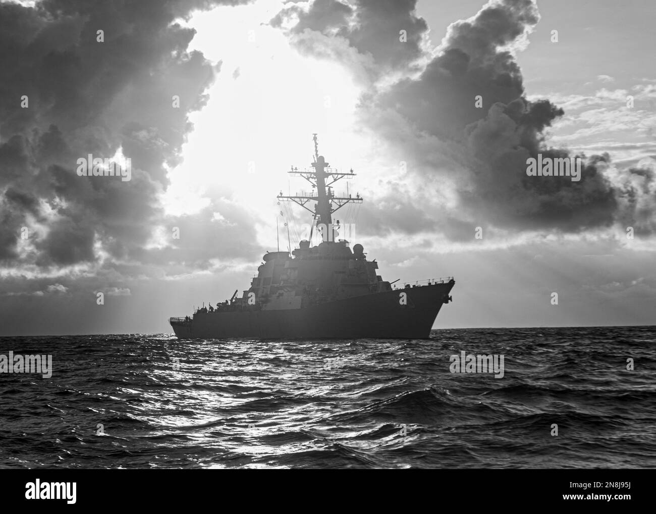 230207-N-NH267-1057 OCEANO INDIANO (7 febbraio 2023) gli Stati Uniti Navy Arleigh Burke-classe cacciatorpediniere-missile guidato USS Paul Hamilton (DDG 60) pattuglia l'Oceano Indiano. Paul Hamilton, parte del Nimitz Carrier Strike Group, è in US 7th Fleet che conduce operazioni di routine. 7th Fleet è la flotta statunitense La flotta numerata più grande della Marina, distribuita in futuro, interagisce e opera regolarmente con gli alleati e i partner per preservare una regione indomPacifico libera e aperta. (STATI UNITI Foto Navy di Mass Communication Specialist 2nd Classe Elliot Schaudt) Foto Stock