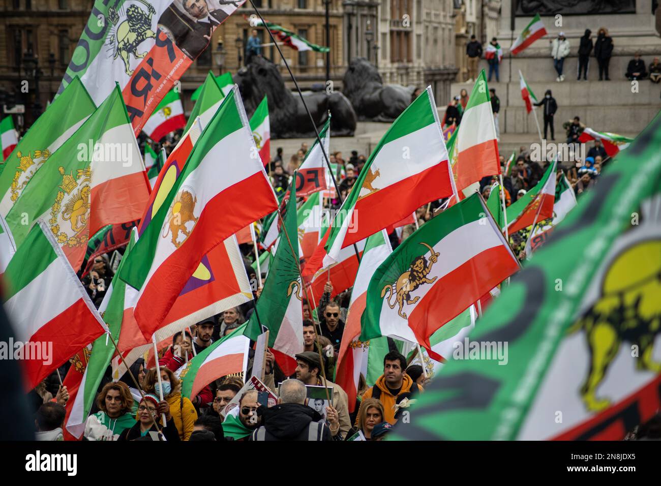 Londra, Regno Unito - 11 febbraio 2023: Come oggi segna il 44th° anniversario della Rivoluzione islamica in Iran. Dopo più di cinque mesi di continua protesta a sostegno della donna, della vita, del movimento per la libertà, migliaia di manifestanti si sono riuniti a Trafalgar Sq. Denunciare il regime in Iran. I manifestanti tenevano bandiere con simboli anti-regime, come la foto di Mahsa Amini e la bandiera Shir-o-Khorshid (Leone e Sole) dell'Iran, la bandiera, o il suo emblema, facevano parte dell'identità nazionale iraniana per secoli, che è stata cambiata dopo la Rivoluzione islamica del 1979. Credit: Sinai Noor/Alamy Live News Foto Stock