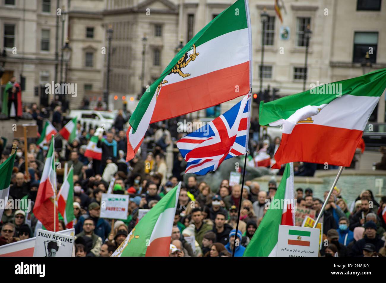 Londra, Regno Unito - 11 febbraio 2023: Come oggi segna il 44th° anniversario della Rivoluzione islamica in Iran. Dopo più di cinque mesi di continua protesta a sostegno della donna, della vita, del movimento per la libertà, migliaia di manifestanti si sono riuniti a Trafalgar Sq. Denunciare il regime in Iran. I manifestanti tenevano bandiere con simboli anti-regime, come la foto di Mahsa Amini e la bandiera Shir-o-Khorshid (Leone e Sole) dell'Iran, la bandiera, o il suo emblema, facevano parte dell'identità nazionale iraniana per secoli, che è stata cambiata dopo la Rivoluzione islamica del 1979. Credit: Sinai Noor/Alamy Live News Foto Stock