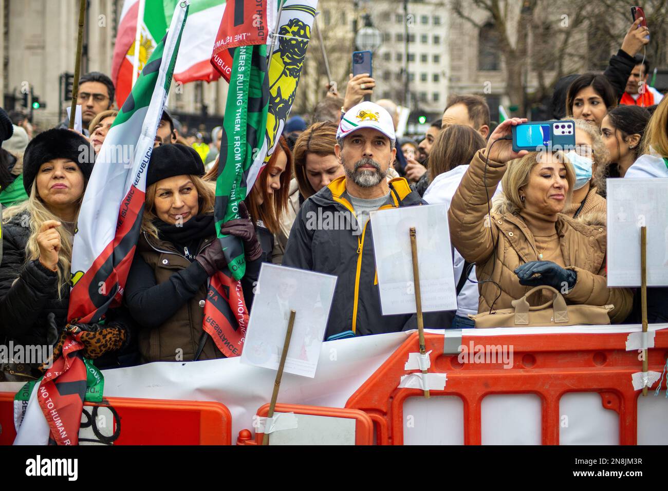 Londra, Regno Unito - 11 febbraio 2023: Come oggi segna il 44th° anniversario della Rivoluzione islamica in Iran. Dopo più di cinque mesi di continua protesta a sostegno della donna, della vita, del movimento per la libertà, migliaia di manifestanti si sono riuniti a Trafalgar Sq. Denunciare il regime in Iran. I manifestanti tenevano bandiere con simboli anti-regime, come la foto di Mahsa Amini e la bandiera Shir-o-Khorshid (Leone e Sole) dell'Iran, la bandiera, o il suo emblema, facevano parte dell'identità nazionale iraniana per secoli, che è stata cambiata dopo la Rivoluzione islamica del 1979. Credit: Sinai Noor/Alamy Live News Foto Stock