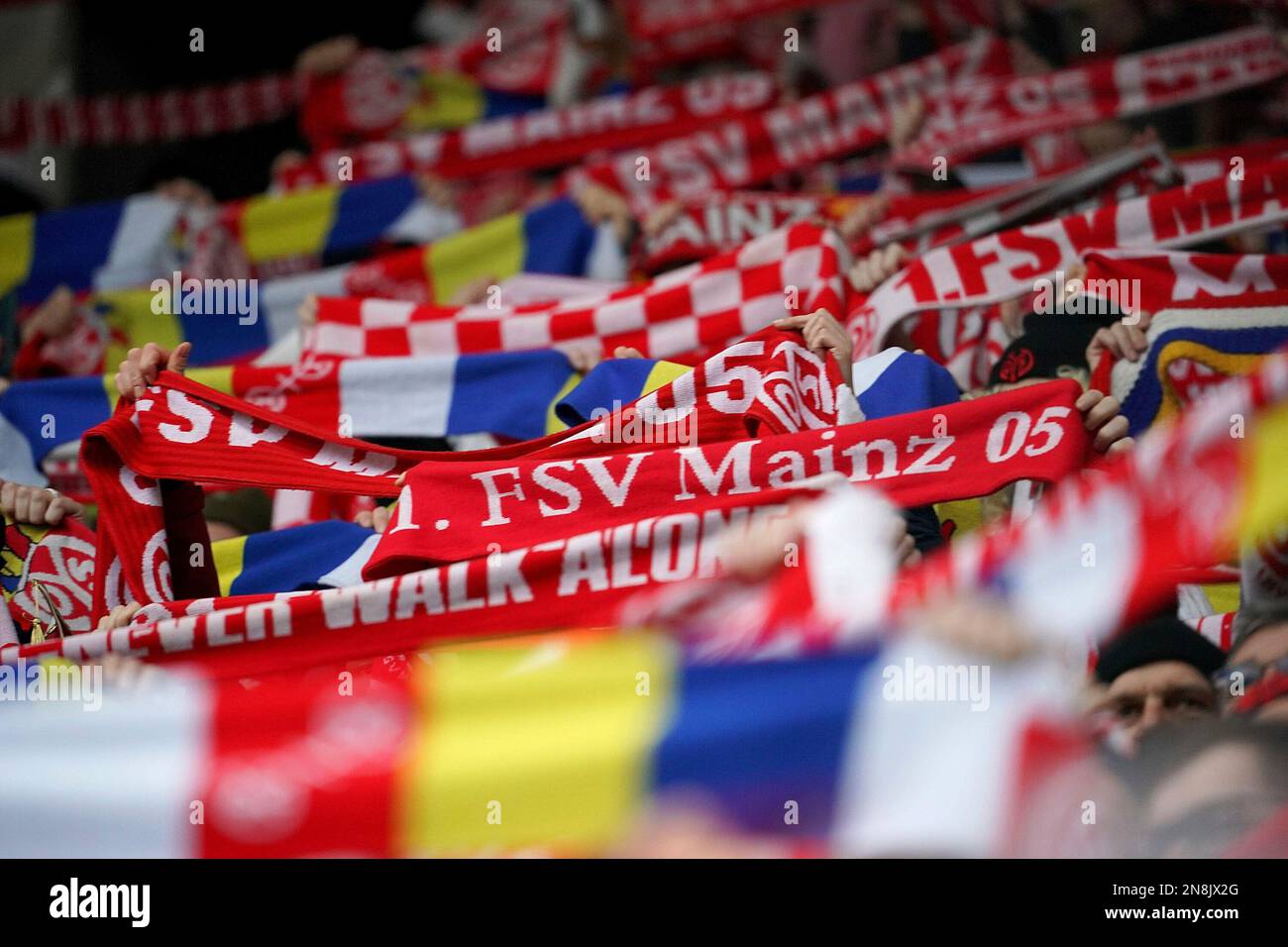 11 febbraio 2023, MEWA Arena, Magonza, GER, 1.FBL, 1.FSV FSV FSV Mainz 05 vs FC Augsburg, le normative DFL vietano qualsiasi uso di fotografie come sequenze di immagini e/o quasi-video. Nella foto, i fan di Mainz tengono in mano le loro ciotole. Foto Stock