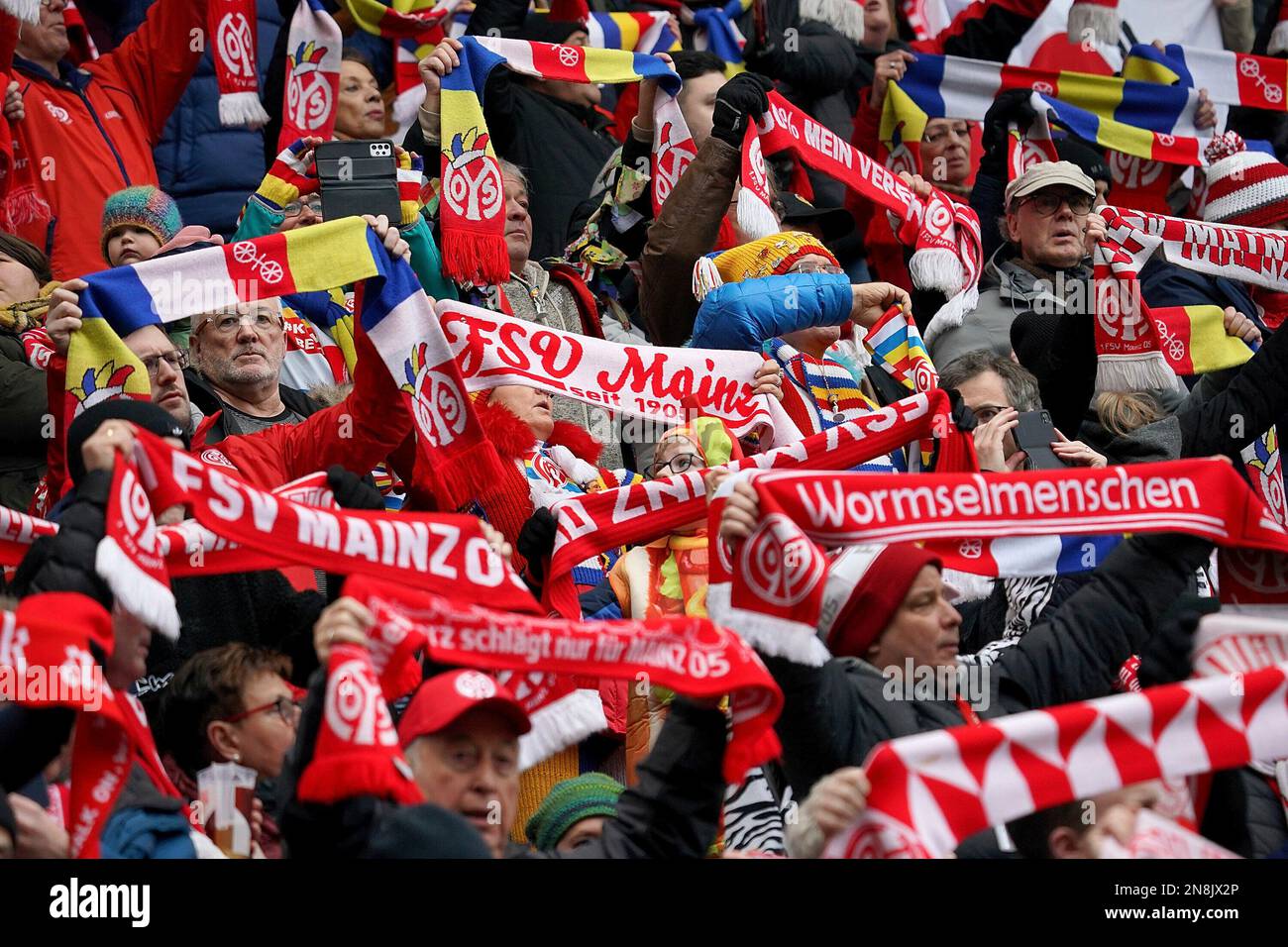 11 febbraio 2023, MEWA Arena, Magonza, GER, 1.FBL, 1.FSV FSV FSV Mainz 05 vs FC Augsburg, le normative DFL vietano qualsiasi uso di fotografie come sequenze di immagini e/o quasi-video. Nella foto, i fan di Mainz tengono in mano le loro ciotole. Foto Stock