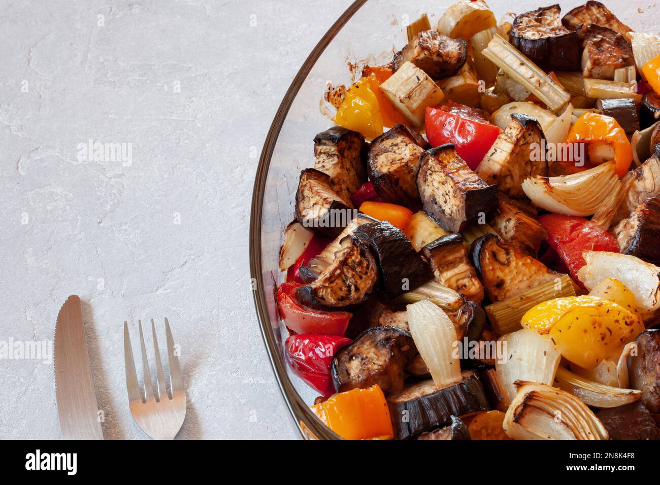 piatto da forno con verdure al forno, dimensioni della famiglia, vista dall'alto, spazio copia Foto Stock