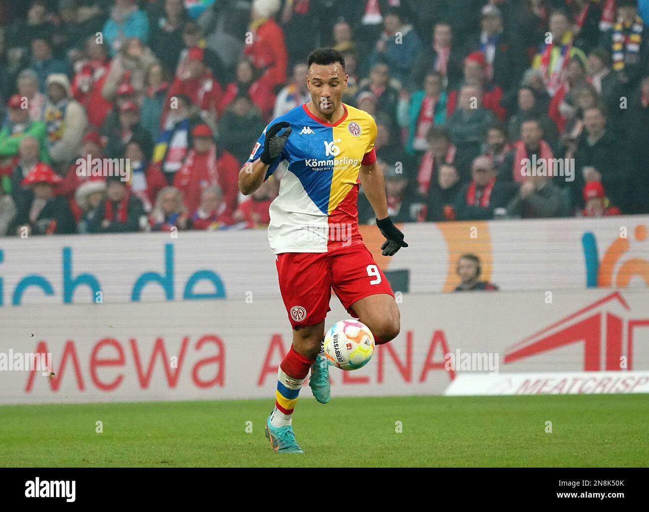 11 febbraio 2023, MEWA Arena, Magonza, GER, 1.FBL, 1.FSV FSV FSV Mainz 05 vs FC Augsburg, le normative DFL vietano qualsiasi uso di fotografie come sequenze di immagini e/o quasi-video. Nella foto Karim Onisiwo (Magonza) Foto Stock