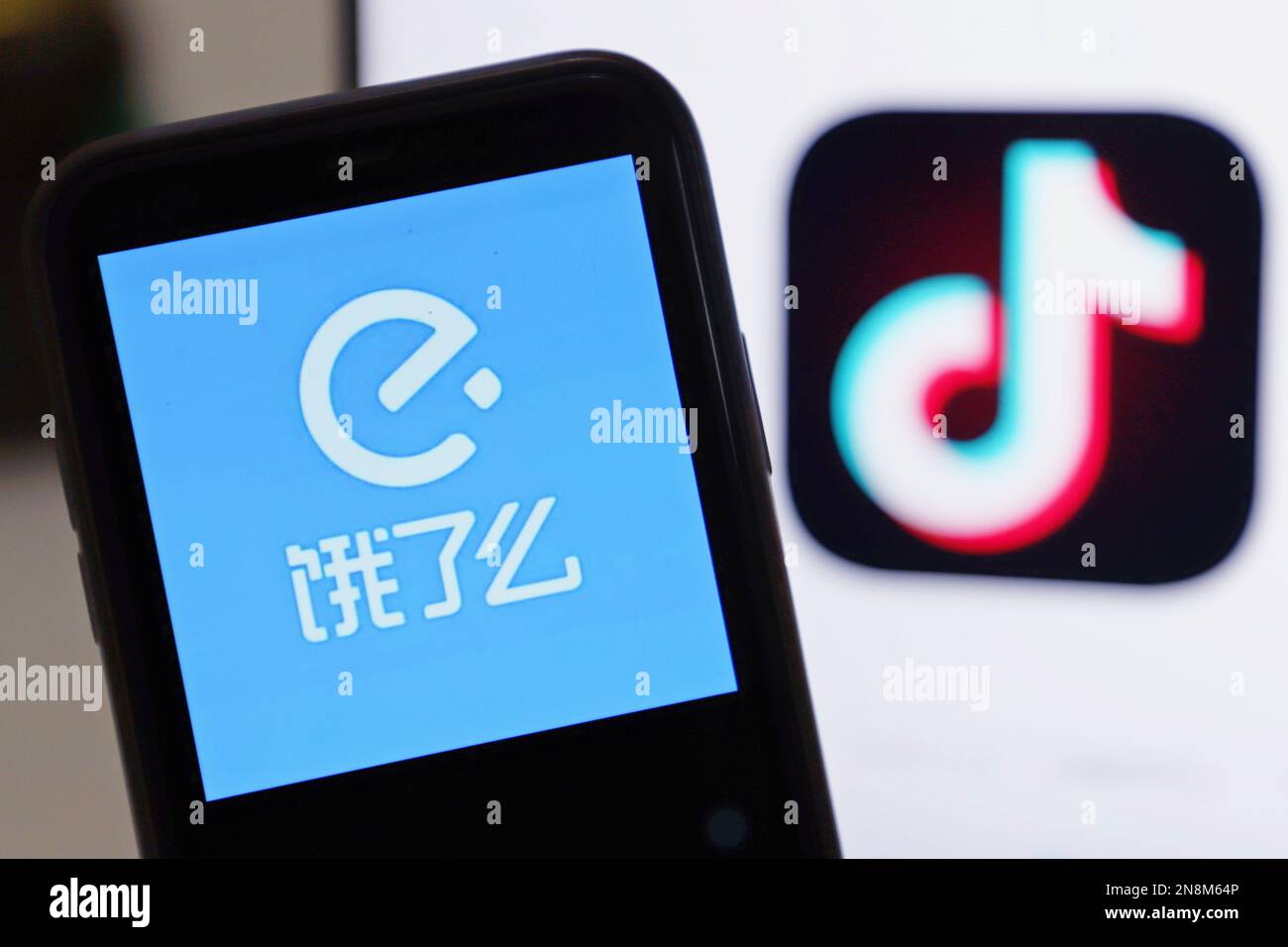 YICHANG, CINA - 11 FEBBRAIO 2023 - Illustrazione: Tiktok ed Ele. Me cooperate, Yichang, provincia di Hubei, Cina, Feb 11, 2023. Recentemente, una notizia che ' Foto Stock