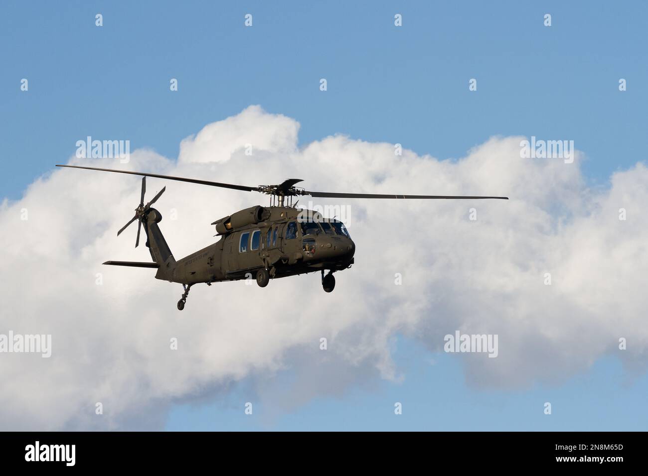 Un elicottero dell'esercito americano Sikorsky UH-60 Black Hawk che vola vicino alla base aerea navale di Atsugi, Kanagawa, Giappone. Foto Stock