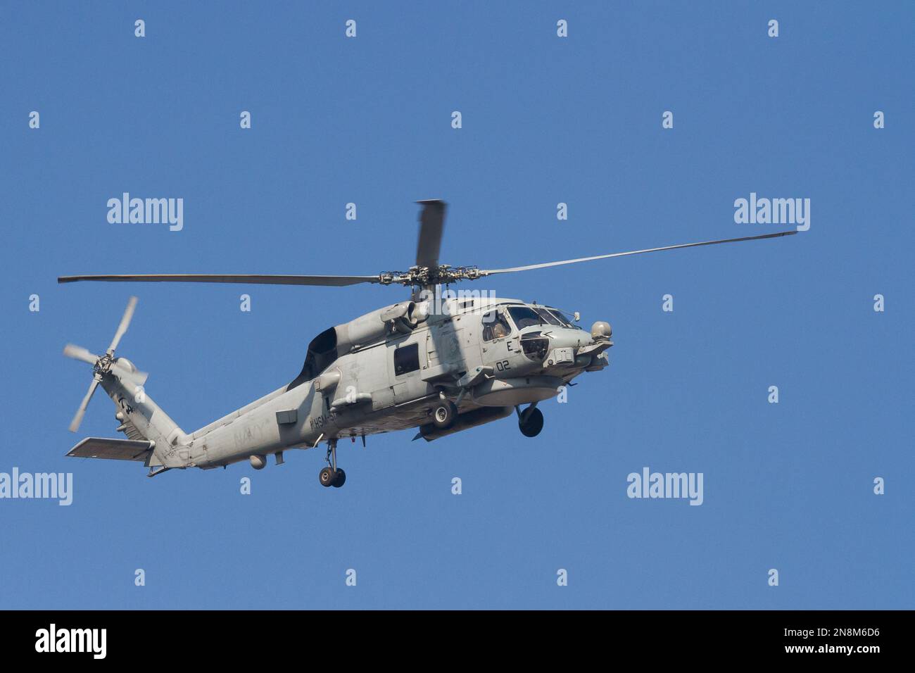 Un elicottero Sikorsky MH-60R Seahawk con US Navy Helicopter Maritime Strike Squadron (HSM-51, The War Lords) in volo da NAF Atsugi, Giappone Foto Stock