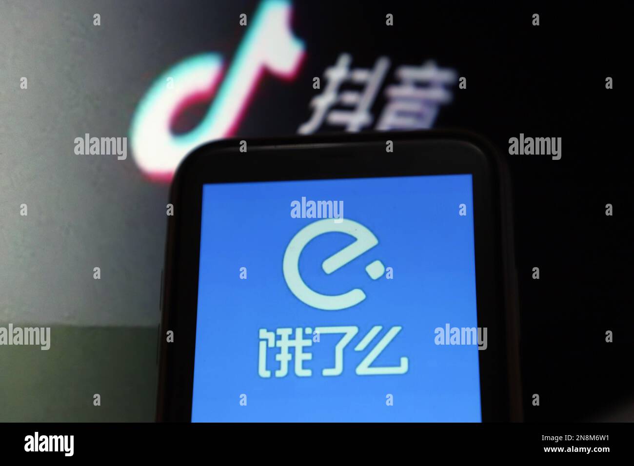 YICHANG, CINA - 11 FEBBRAIO 2023 - Illustrazione: Tiktok ed Ele. Me cooperate, Yichang, provincia di Hubei, Cina, Feb 11, 2023. Recentemente, una notizia che ' Foto Stock