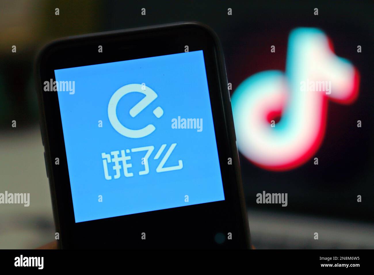 YICHANG, CINA - 11 FEBBRAIO 2023 - Illustrazione: Tiktok ed Ele. Me cooperate, Yichang, provincia di Hubei, Cina, Feb 11, 2023. Recentemente, una notizia che ' Foto Stock