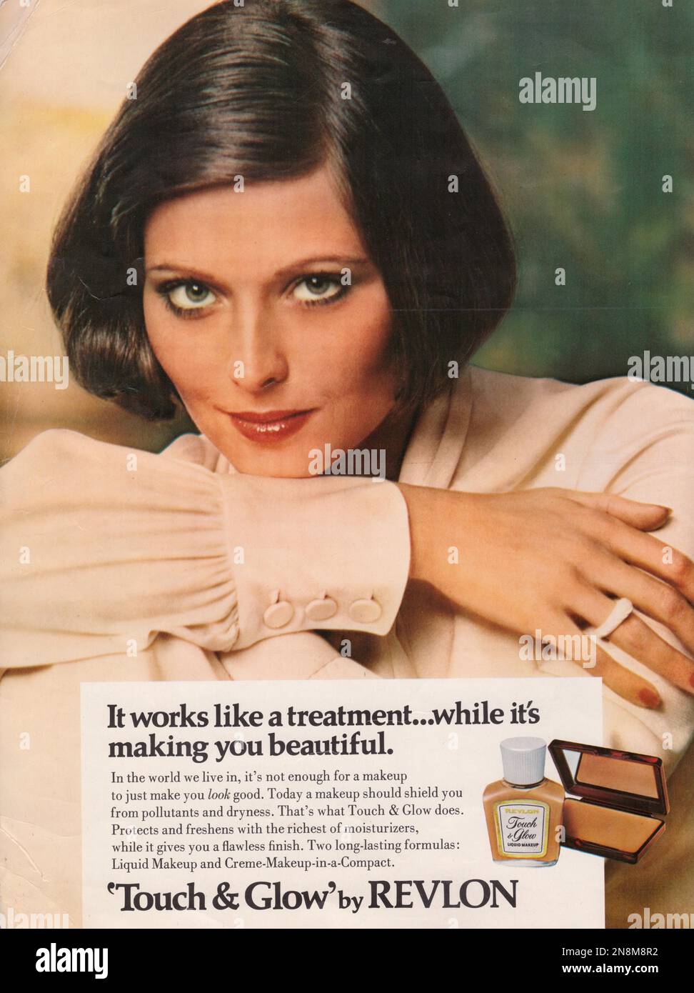 Revlon Touch e Glow Liquid Makeup annuncio della rivista d'epoca dal 1974 Foto Stock