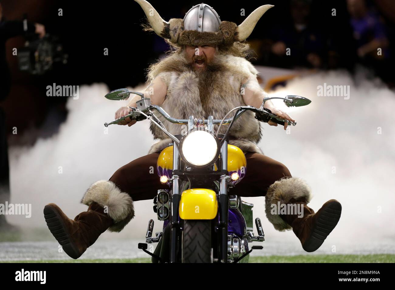 Minnesota Vikings mascot Ragnar rides onto the field before an NFL football game between the Vikings and the Detroit Lions Sunday, Nov. 11, 2012, in Minneapolis. (AP Photo/Charlie Neibergall) Foto Stock