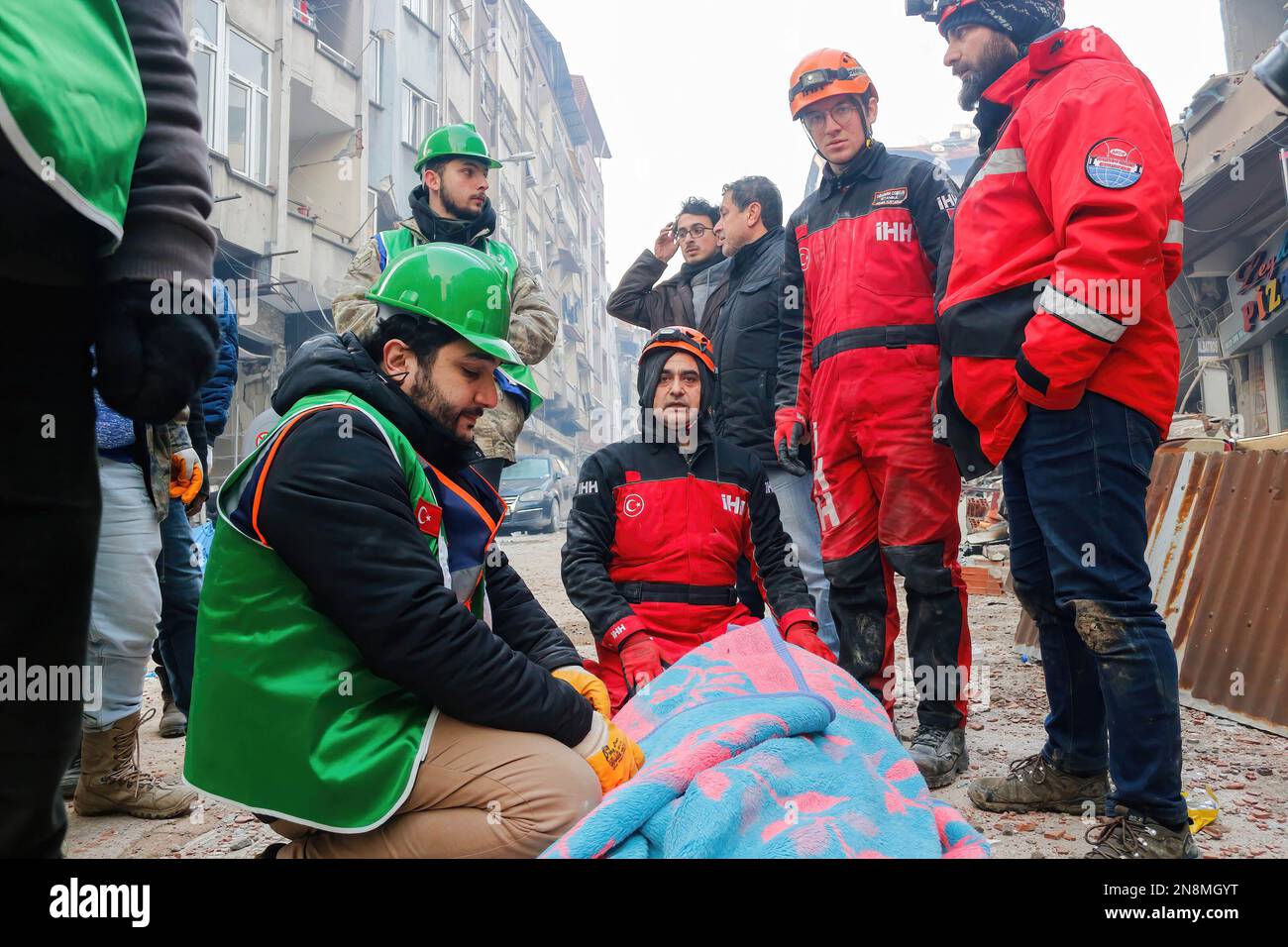 Hatay, Turchia. 8th Feb, 2023. Il primo soccorso viene dato ad un vecchio salvato dalle macerie mentre aspetta un'ambulanza. La Turchia e la Siria hanno vissuto i terremoti più gravi che hanno colpito la regione in quasi un secolo. Dopo un terremoto di magnitudo del 7,8 nel sud-est della Turchia, un secondo terremoto di magnitudo del 7,7 si è verificato nel nord della Siria. Si riferisce che più di 25.000 persone hanno perso la vita a causa dei terremoti e il numero delle vittime continua ad aumentare. (Credit Image: © Yusuf Belek/SOPA Images via ZUMA Press Wire) SOLO PER USO EDITORIALE! Non per USO commerciale! Foto Stock