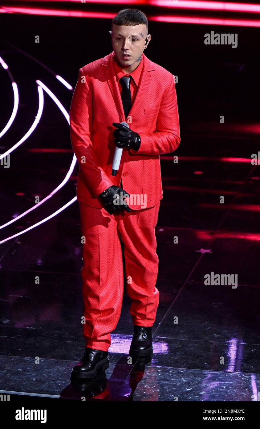 11 febbraio 2023, Sanremo La cantante italiana Lazza suona sul palco al teatro Ariston durante