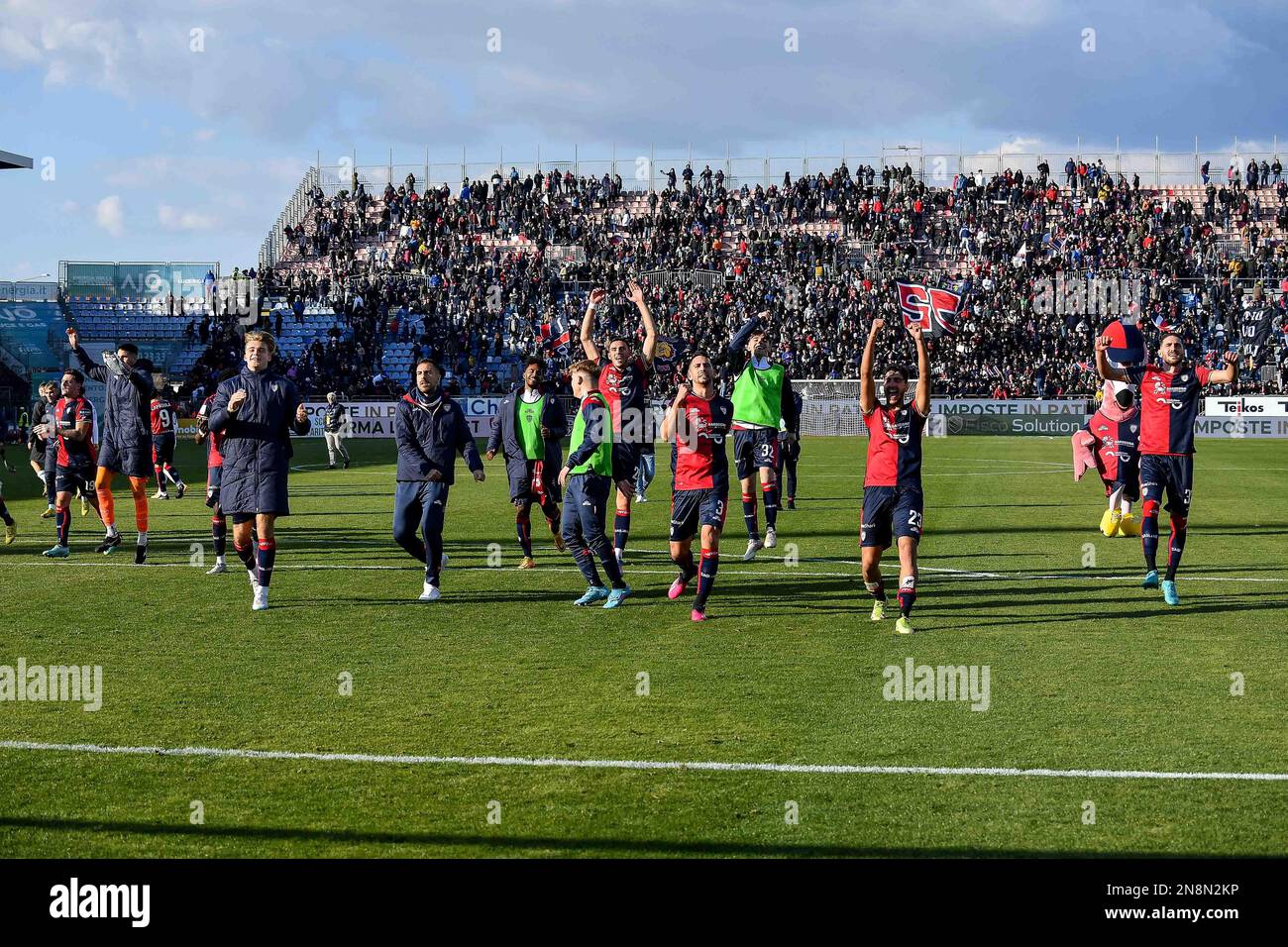 Unipol Domus, Cagliari, 11 febbraio 2023, Squadra Cagliari Calcio durante Cagliari Calcio vs Benevento Calcio - Calcio italiano Serie B match Foto Stock