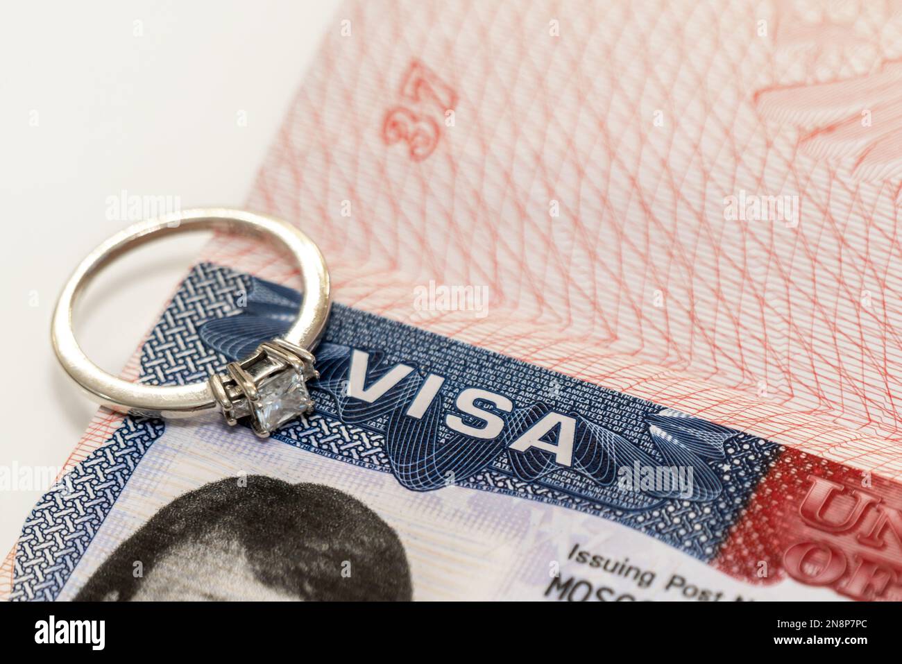 Primo piano di un anello di diamanti su un visto USA come un'idea per una mossa di matrimonio Foto Stock