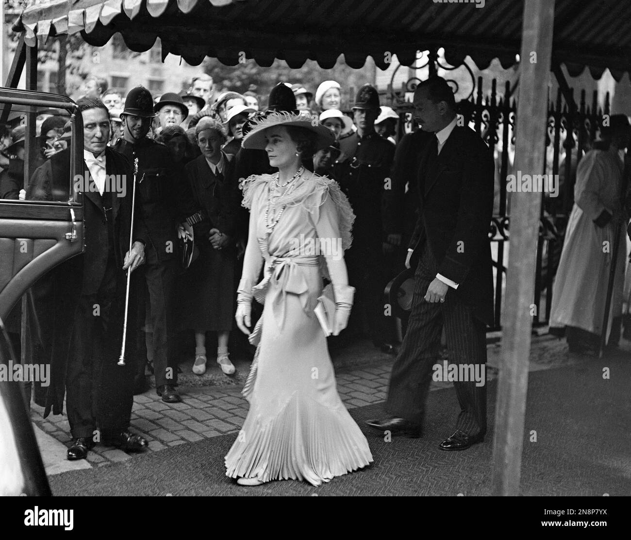 Britain's Princess Alice, the Duchess of Gloucester and her husband Prince Henry, the Duke of Gloucester, leaving Westminster Abbey, in London, on July 27, 1936, after the attending of Lord Herbert and Lady Mary Hope. (AP Photo) Foto Stock