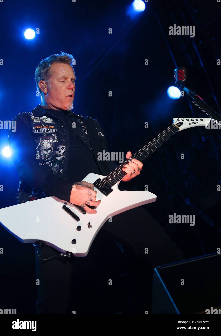 James Hetfield of Metallica performs at the Voodoo Music Experience on Saturday, Oct. 27, 2012, in New Orleanse. (Photo by Barry Brecheisen/Invision/AP) Foto Stock